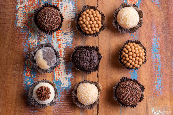 Бригадейро. Типичный бразильский сладкий. Многие типы бригадиров вместе