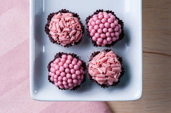 Gourmet red fruit brigadeiro. Типичный бразильский сладкий с сгущенным молоком и шоколадом.