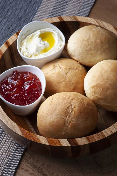 Pain Fait Maison Dans Bol Bois Accompagné Caillé Confiture — Photo