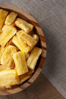 Kızarmış manioc. Geleneksel Brezilya yemeği. Üst görünüm.