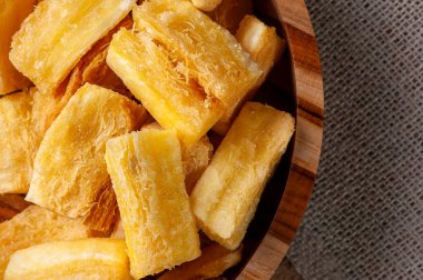 Kızarmış manioc. Geleneksel Brezilya yemeği. Üst görünüm.