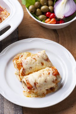 Domates soslu ve peynirli gözleme. Yukarıdan görüntüle.