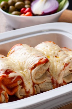 Domates soslu ve peynirli gözleme. Yukarıdan görüntüle.