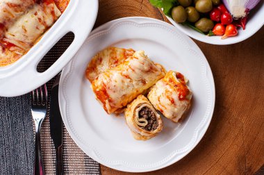 Domates soslu ve peynirli gözleme. Yukarıdan görüntüle.