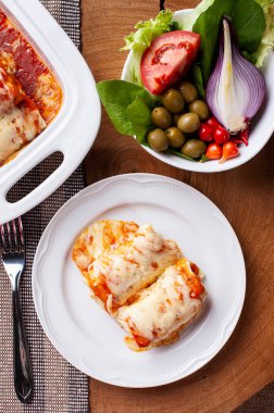 Domates soslu ve peynirli gözleme. Yukarıdan görüntüle.