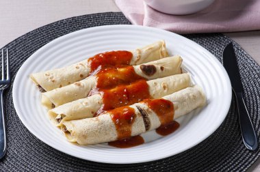 Domates soslu ve peynirli gözleme. Yukarıdan görüntüle.