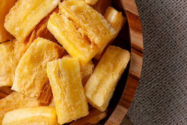 Kızarmış manioc. Geleneksel Brezilya yemeği. Üst görünüm.