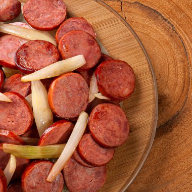 Soğanlı biberli sosis. Barlarda çok yaygın aperatifler.