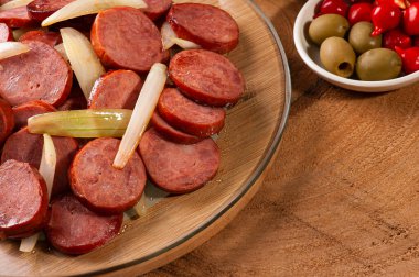 Soğanlı biberli sosis. Barlarda çok yaygın aperatifler.