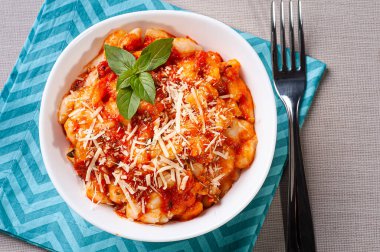 Domates ve peynir soslu patates gnocchi. Üst görünüm