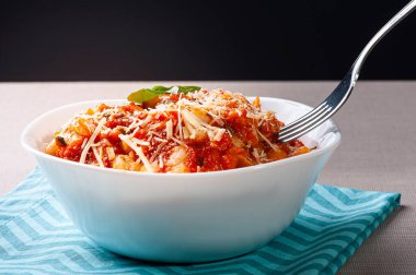 Domates ve peynir soslu patates gnocchi..