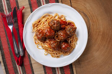 Domates soslu köfte ve makarna. Üst Görünüm - Almondegas.