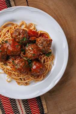 Domates soslu köfte ve makarna. Üst Görünüm - Almondegas.