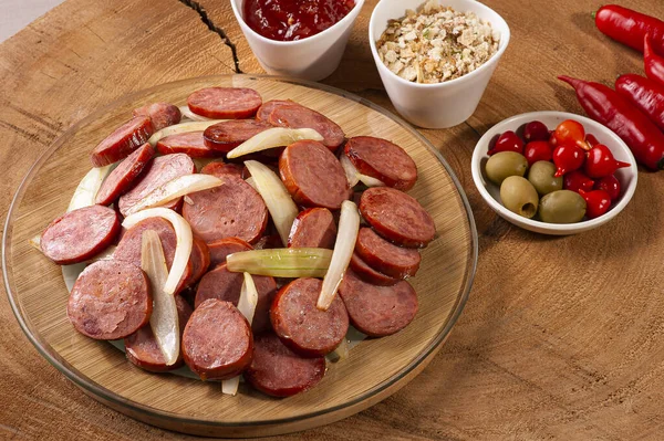 Kiełbasa Pepperoni Cebulą Bardzo Częste Przekąski Barach Towarzyszyć Farofa Galaretka — Zdjęcie stockowe