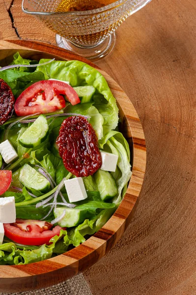 Grön Sallad Med Sallad Ruccola Gurka Ost Och Soltorkade Tomater — Stockfoto