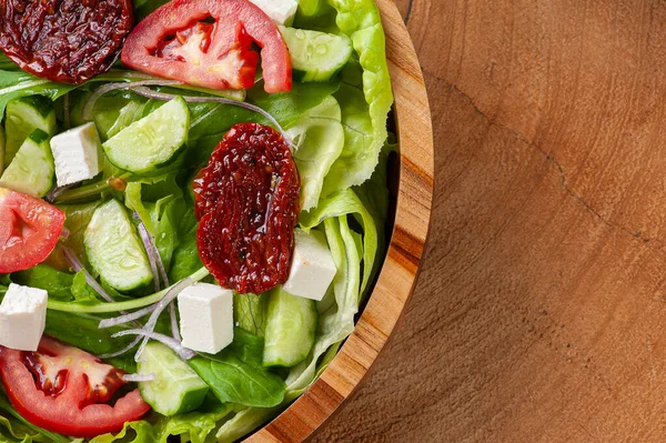 Groene Salade Met Sla Arugula Komkommer Kaas Zongedroogde Tomaten — Stockfoto