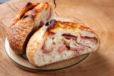 İtalyan doğal mayalanmış ekmeği provolone peyniri ve pepperoni sosisi ile doldurulmuş..