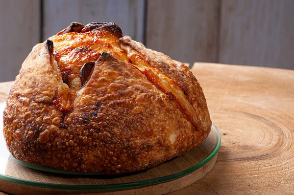 Pane Fermentato Naturale Italiano Farcito Con Provolone Salsiccia Piccante — Foto Stock