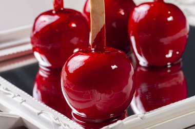 Aşk elması. Kırmızı karamel kaplı elma tatlısı.