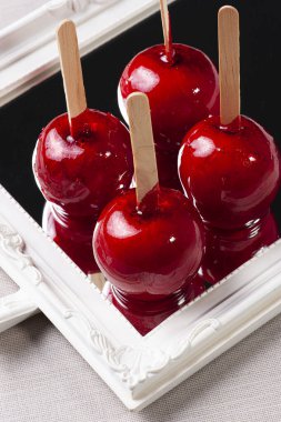 Aşk elması. Kırmızı karamel kaplı elma tatlısı.