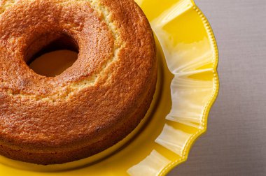 Güzel sarı bir pasta tutacağında ev yapımı turuncu pasta.