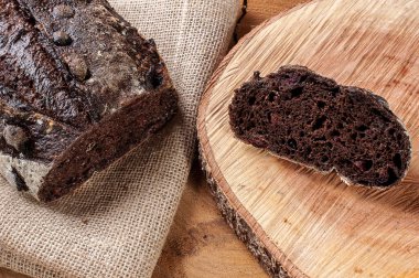 İtalyan doğal fermantasyon kakao ekmeği. Kırmızı meyvelerle dolu.,