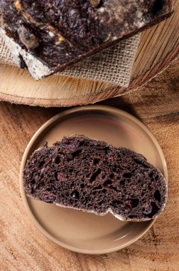 İtalyan doğal fermantasyon kakao ekmeği. Kırmızı meyvelerle dolu. Seçici odak