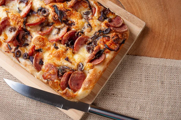 Focaccia Italiano Tradicional Com Salsicha Pepperoni Azeitonas Pretas Queijo Parmesão — Fotografia de Stock