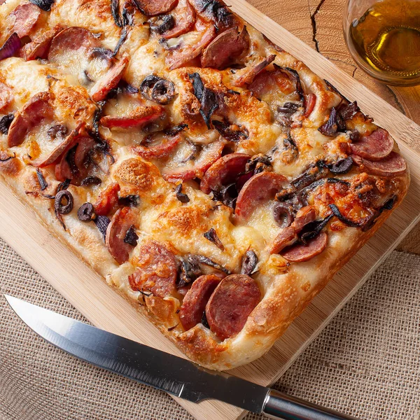 Focaccia Italiano Tradicional Com Salsicha Pepperoni Azeitonas Pretas Queijo Parmesão — Fotografia de Stock