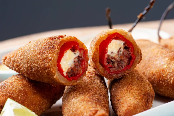 Pimenta Frita Empanada Recheada Com Carne Seca Queijo Cremoso Acompanhado — Fotografia de Stock