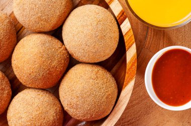 Kızarmış köfte. Tipik Brezilya bar atıştırmalıkları. Kızarmış ve ekmeklenmiş kıymadan yapılma. Üst görünüm