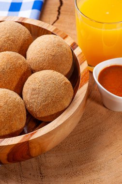 Kızarmış köfte. Tipik Brezilya bar atıştırmalıkları. Kızarmış ve ekmeklenmiş kıymadan yapılma. Üst görünüm