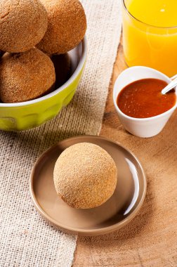 Kızarmış köfte. Tipik Brezilya bar atıştırmalıkları. Kıyma, ekmek ve kızartılmış.