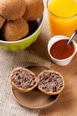 Kızarmış köfte. Tipik Brezilya bar atıştırmalıkları. Kıyma, ekmek ve kızartılmış.