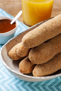 Kızarmış tavuk şişi. Tipik Brezilya yemeği.