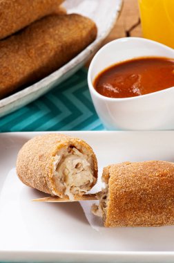 Kızarmış tavuk şişi. Tipik Brezilya yemeği.