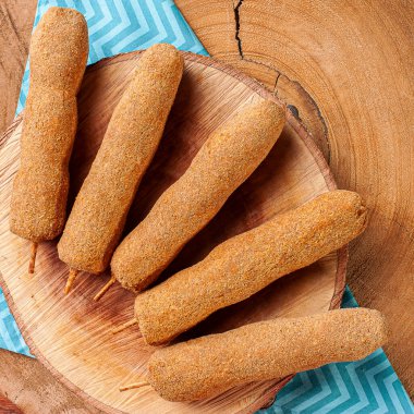 Kızarmış tavuk şişi. Tipik Brezilya yemeği. Üst görünüm