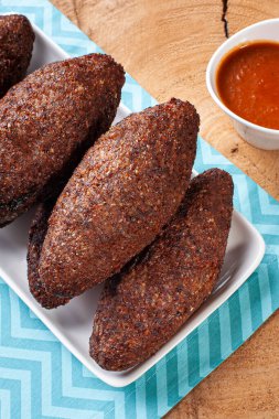 Kibe Fried. Brezilya 'da çok tipik. Limon ve biber sosuyla birlikte. Üst görünüm