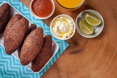 Kibe Fried. Brezilya 'da çok tipik. Yanında limon, kaymak, portakal suyu ve biber sosu var. Üst görünüm