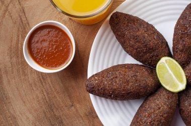 Kibe Fried. Brezilya 'da çok tipik. Limon ve biber sosuyla birlikte. Üst görünüm