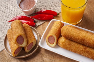 Sosisli börek. Barlarda veya partilerde sunulan tipik Brezilya atıştırmalıkları