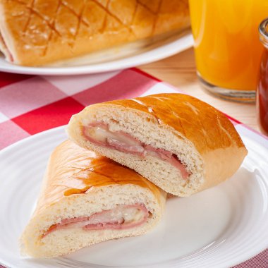 Jambon ve peynirle doldurulmuş Brezilya aperatifi.