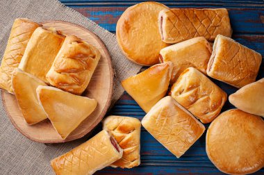 Çeşitli Brezilya usulü közlenmiş abur cuburlar ahşap arka planda bir arada. Üst görünüm