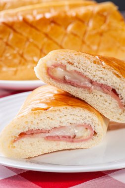 Jambon ve peynirle doldurulmuş Brezilya aperatifi.