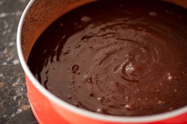 Çiğ çikolatalı kek hamuru fırına gitmeye hazır. Seçici odak