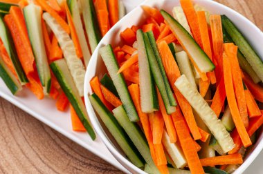 Sebzeler kürdan, havuç ve salatalık şeklinde kesilmiş. Çiğ sebze salatası. Spor yemeği. Üst görünüm.