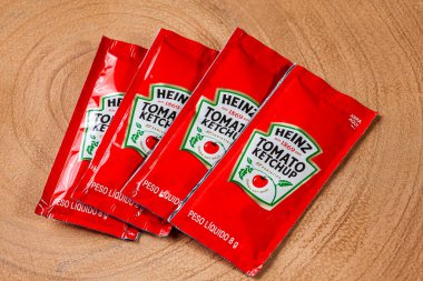 Ağustos 2020 - Brezilya - Heinz ketçap kesesi ahşap bir masaya yerleştirildi