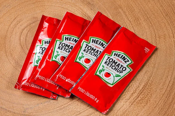 August 2020 Brasilien Heinz Ketchup Beutel Auf Holztisch Arrangiert — Stockfoto