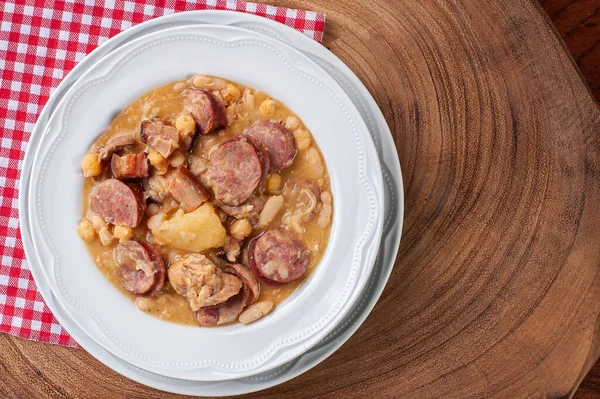 Puchero Prato Feito Com Feijão Branco Grão Bico Salsicha Bacon — Fotografia de Stock