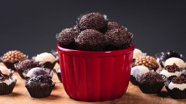 Gourmet Brigadeiros Rendezett Egy Gyönyörű Piros Tál Több Dandártábornok Van — Stock videók